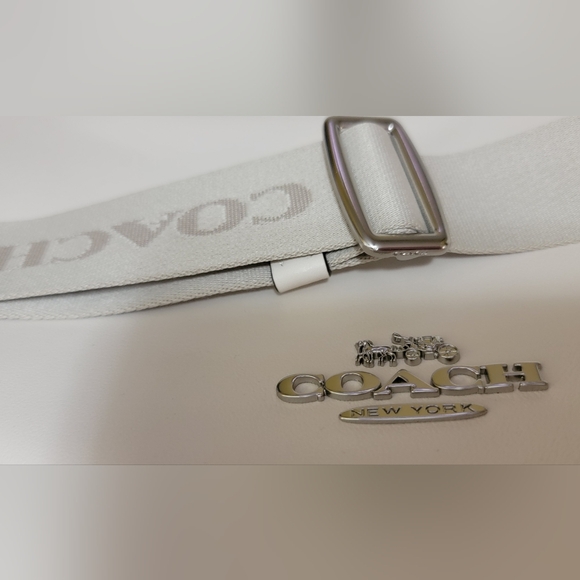 Authentic Coach Pace Shoulders Bag, Cream color with adjustable shoulder strap - Picture 6 of 16